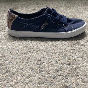 Brand:Blowfish  Size:Women 9  Color:Jean color w/ multicolored detailing on back